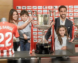 Raúl García, junto a su mujer e hijos tras la comparecencia de ayer en San Mamés.