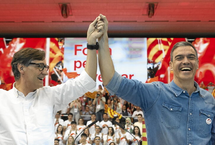 El candidato del PSC, Salvador Illa, y el presidente del Gobierno español, Pedro Sánchez, en el cierre de campaña.