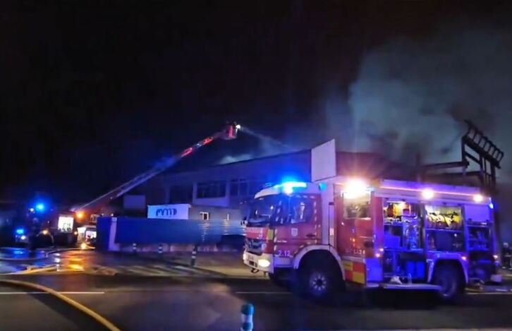 Imagen de los bomberos extinguiendo el incendio en un taller ubicado en un polígono de Irun.
