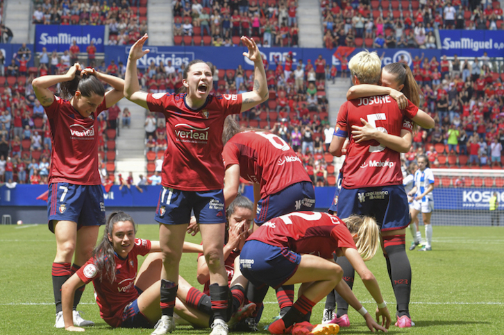 Las rojillas celebran el gol de Maite Valero con el partido ya en sus últimos compases.