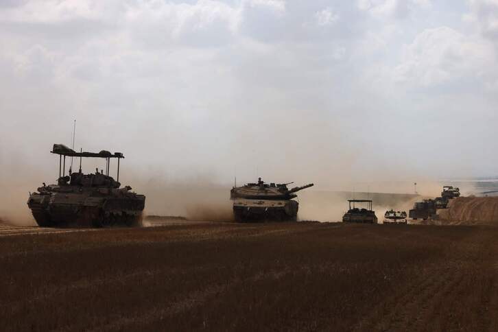 Movimiento de tanques israelíes, este sábado a las puertas de la Franja de Gaza.