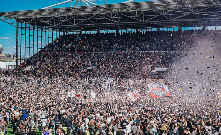 Los aficionados han celebrado el ascenso saltando al campo.