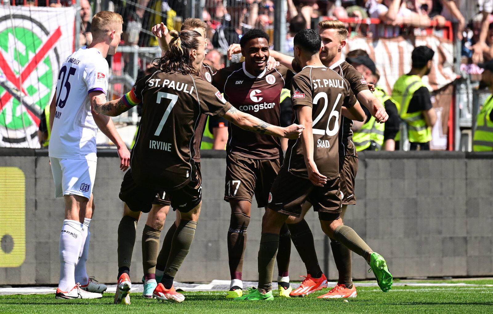 Los jugadores del St. Pauli celebran uno de los goles que han certificado el ascenso. (@fcstpauli)