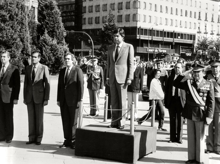 Felipe González, con José Barrionuevo, pasa revista a la Policía española el 1 de octubre de 1983 en Madrid. 