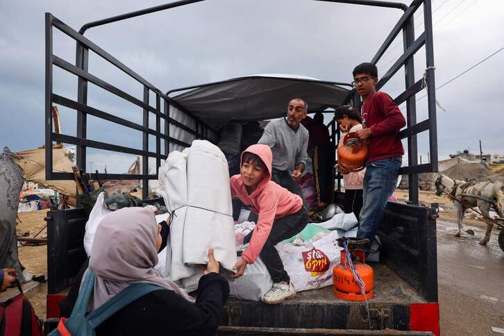 Una familia se prepara para abandonar Rafah.