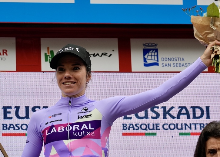Ane Santesteban, segunda el año pasado en Durango, en el podio de la Itzulia.