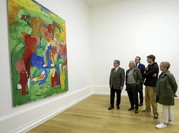 Roberto Senz de Gorbea, en el centro, contemplando uno de sus cuadros.
