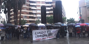 Decenas de personas se han concentrado en la plaza Bide Onera de Barakaldo.
