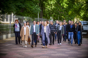 El grupo de EH Bildu llega caminando al Parlamento, encabezado por los cabeza de lista de Bizkaia, Araba y Gipuzkoa.