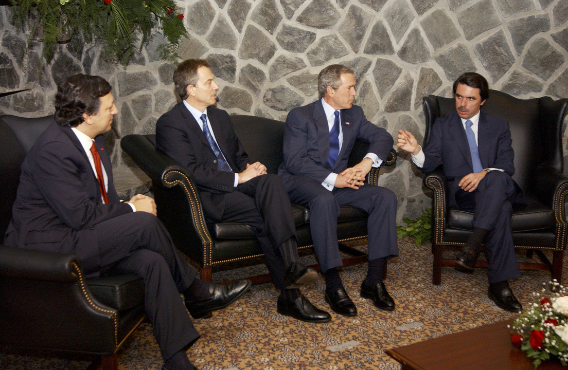 Cumbre de las Azores. De izquierda a derecha, el anfitrión José Manuel Durao Barroso, junto al primer ministro británico Tony Blair, el presidente de EEUU George W. Bush y el presidente español José María Aznar.