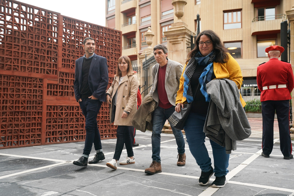 Jon Hernandez, único representante de Sumar, a su llegada al Parlamento.