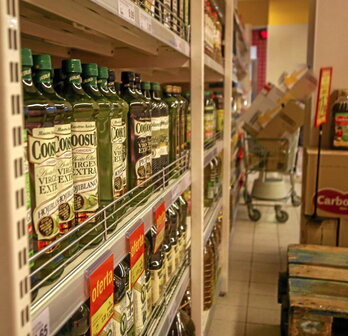 Botellas de aceite de oliva, en un lineal de supermercado.