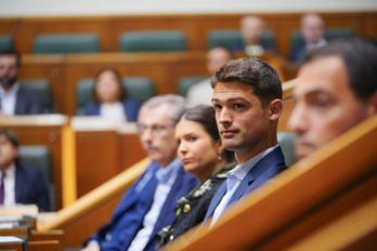 Joseba Díez Antxustegi, junto a Imanol Pradales, en la sesión de ayer.