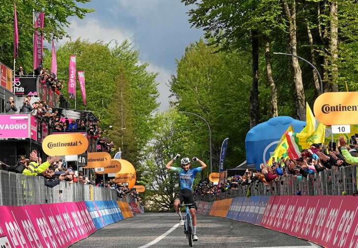 Valentin Paret-Peintre cruza victorioso la meta en la décima etapa del Giro.