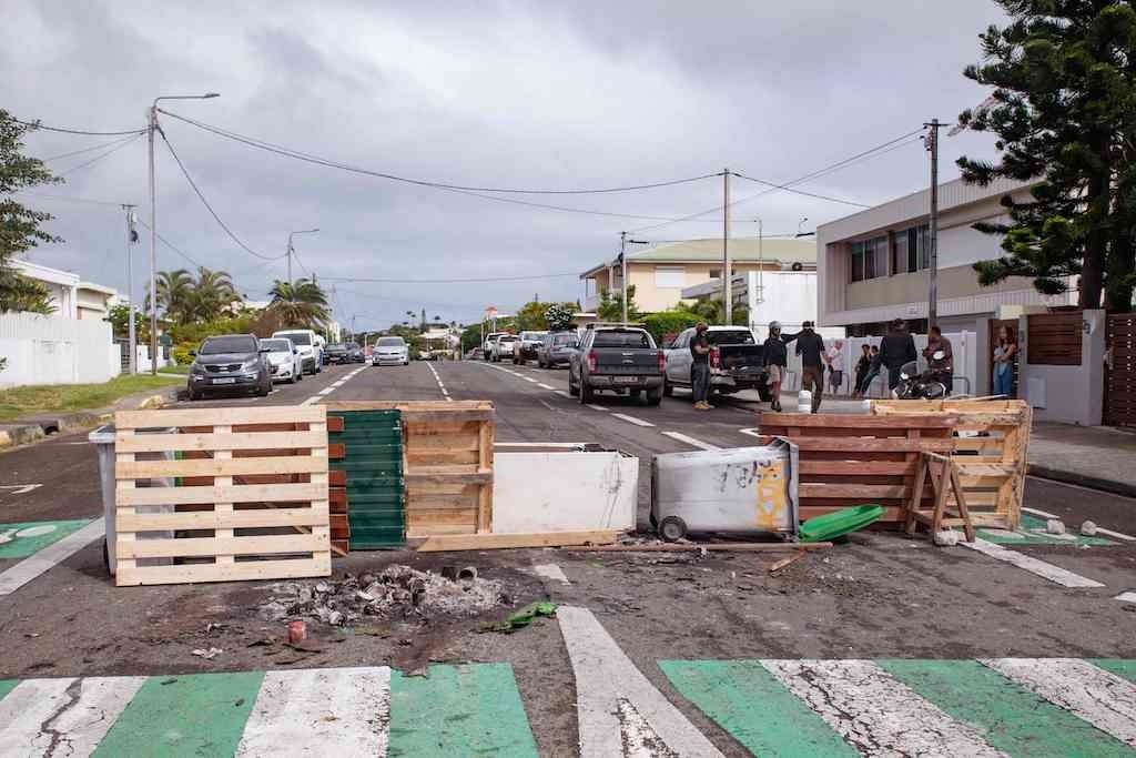 Barricadas en una calle de la capital del archipi&eacute;lago bajo soberan&iacute;a francesa. (Delphine MAYEUR)