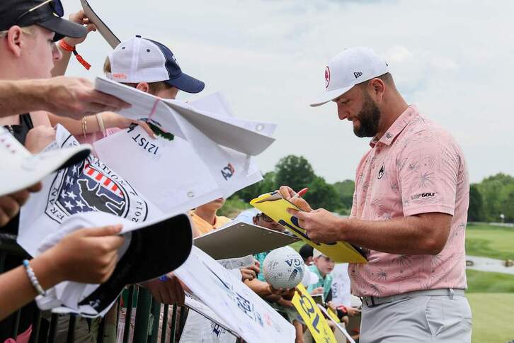 Jon Rahm firma autógrafos en la previa del Campeonato de la PGA.