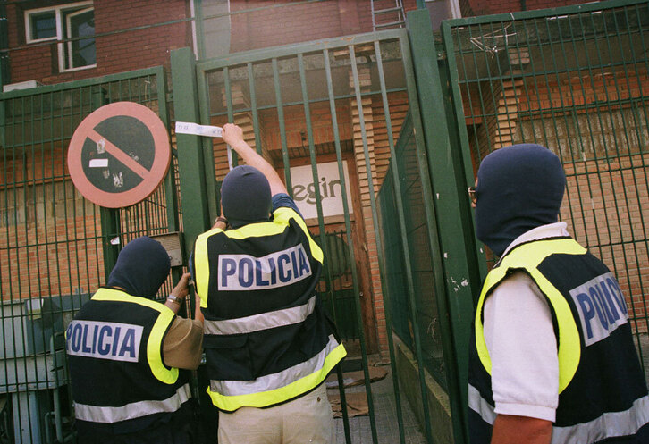 Policías españoles clausuran las instalaciones de 'Egin'. 
