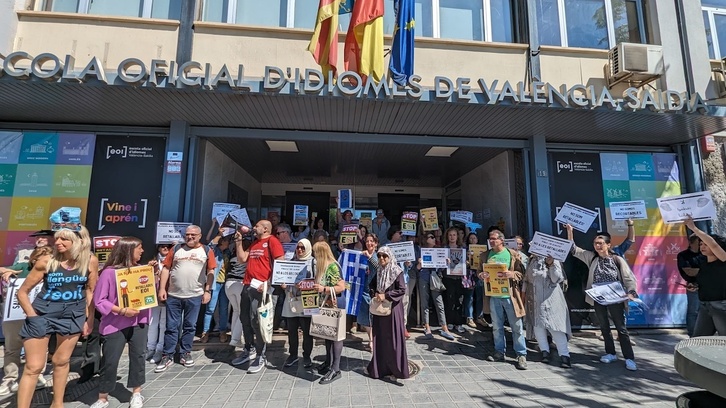 Concentración a las puertas de las EOI València-Saïdia, el pasado 8 de mayo, contra los recortes.