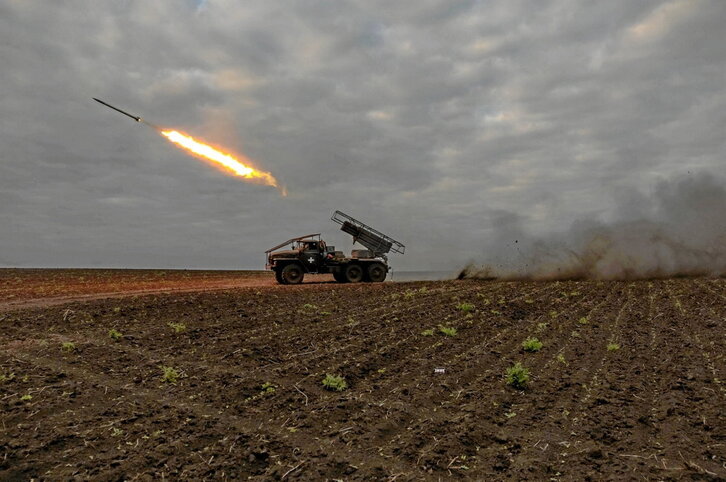 Militares ucranianos disparan cohetes hacia posiciones rusas en la región de Jarkov.