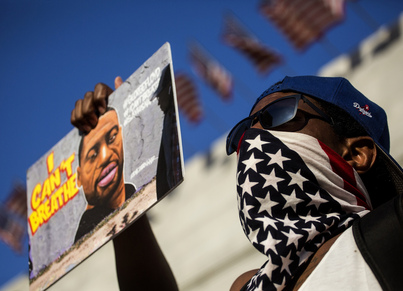George Floyd zenaren irudi bat, Black Lives Matter mugimenduak deitutako protesta batean, Los Angelesen. 