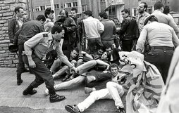A la izquierda, protesta de insumisos reprimida por la Policía ante el Gobierno Militar en Bilbo. A la derecha, Reagan y Gorbachov en la Casa Blanca.
