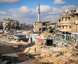 Desplazados palestinos levantan sus tiendas de campaña entre las ruinas de la devastada Jan Yunis.