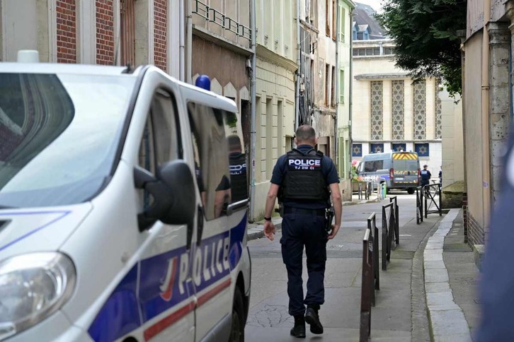 Un policía camina por una calle que lleva a la sinagoga de Rouen.