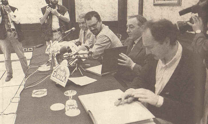 Joseba Aguirre y Erramun Osa, durante la firma del acuerdo.