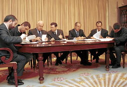Firma del histórico acuerdo parlamentario en Gasteiz el 18 de mayo de 1999.