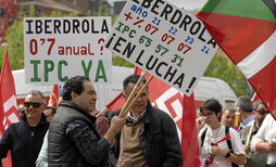 Protesta de trabajadores de Iberdrola coincidiendo con la Junta General de Accionistas.