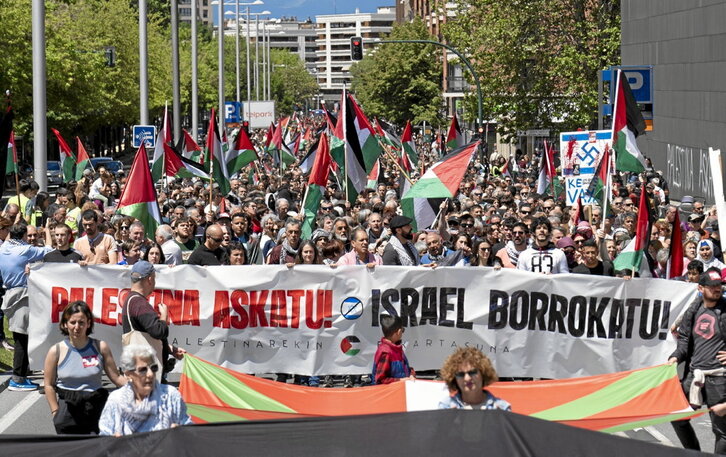 Cabeza de la manifestación, con una gran bandera palestina y una ikurriña.