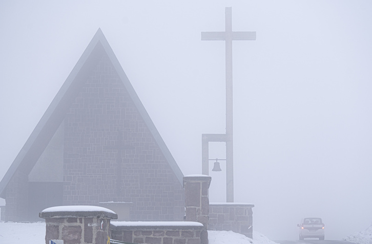 La colegiata de Orreaga, punto de paso del Camino de Santiago, bajo la niebla en una imagen de archivo.