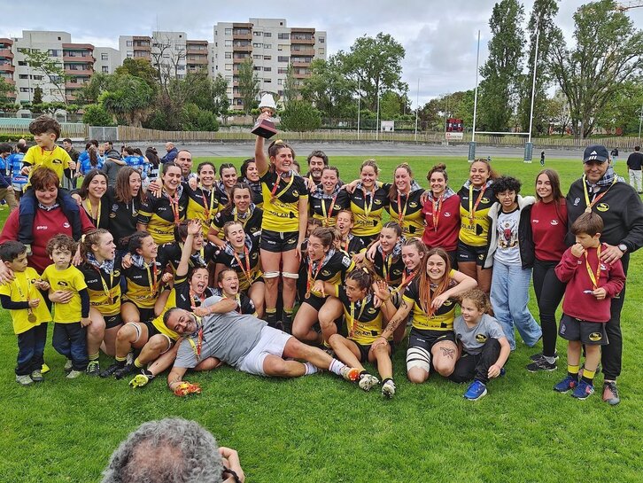 Las jugadoras del Getxo celebran el ascenso con la copa.