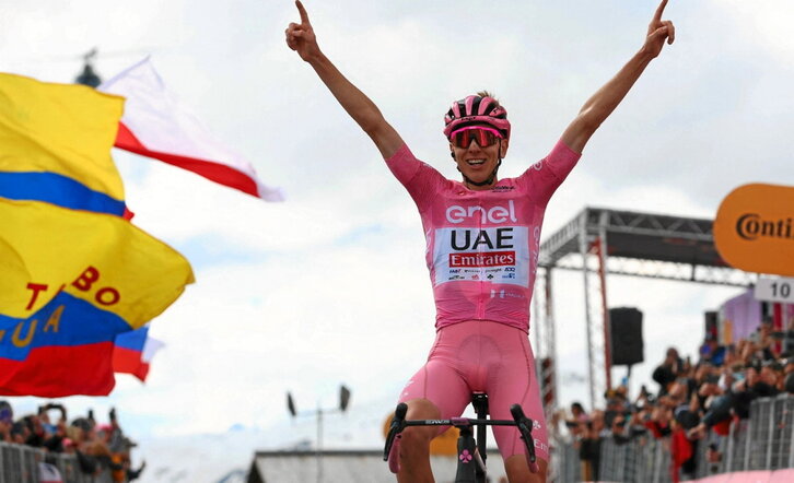 Tadej Pogacar se quiso regalar esta fotografía de rosa en la etapa más dura del Giro.