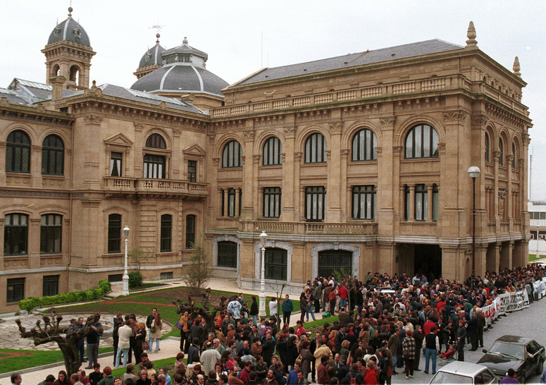 Paro frente al Ayuntamiento de Donostia en favor del pacto Lizarra-Garazi, en 1999.