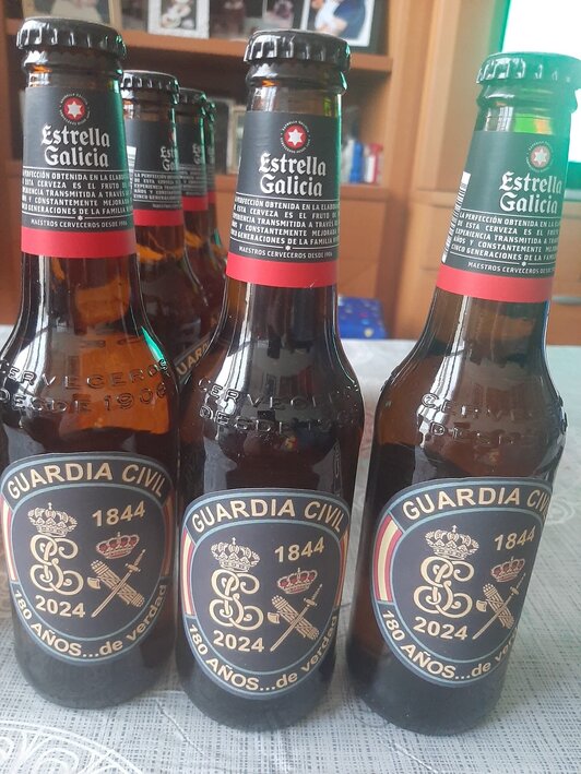 Imagen de las cervezas con el emblema de la Guardia Civil que circulan por redes sociales. 