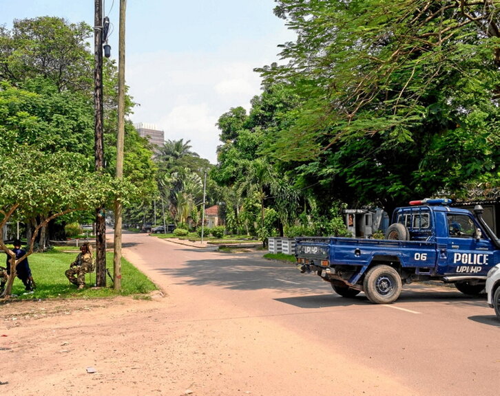 Policías bloquean una carretera en Kinshasa.