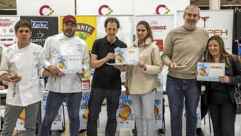 Los ganadores de la última edición: de izquierda a derecha, Iruñazarra (plata), Arkangoa (oro) y Pasadizo de las Delicias (bronce). En la imagen de la derecha, la croqueta ganadora del Arkangoa (Altsasu).