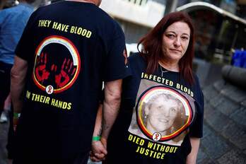 Familiares de víctimas de la sangre contaminada, ante el Parlamento británico. 