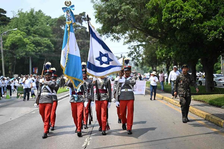 Cadetes de la Academia Militar marchan en Guatemala en el aniversario de la creación del Estado de Israel.