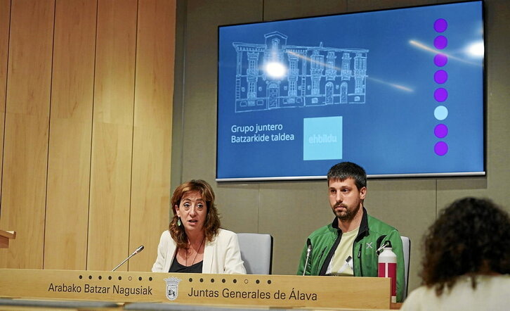 Rueda de prensa ofrecida por EH Bildu ayer en las Juntas Generales de Araba.