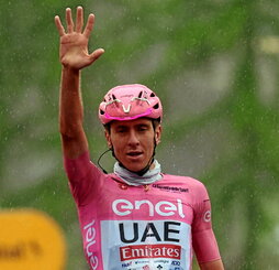 Tadej Pogacar celebró con una «manita» su quinto triunfo parcial en este Giro.