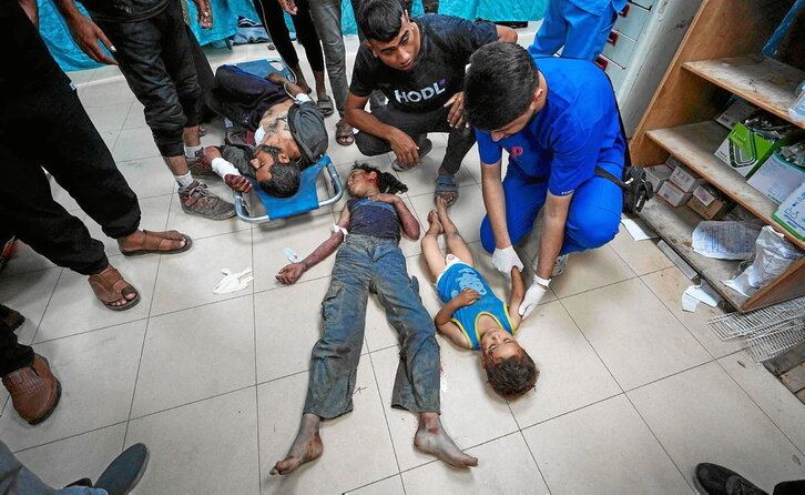Niños heridos en el bombardeo israelí de Al Bureij.
