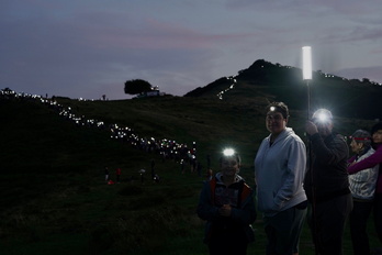 Jaizkibel, iluminado por Gure Esku Dago en la iniciativa de 2022 que cubrió todo el Pirineo.