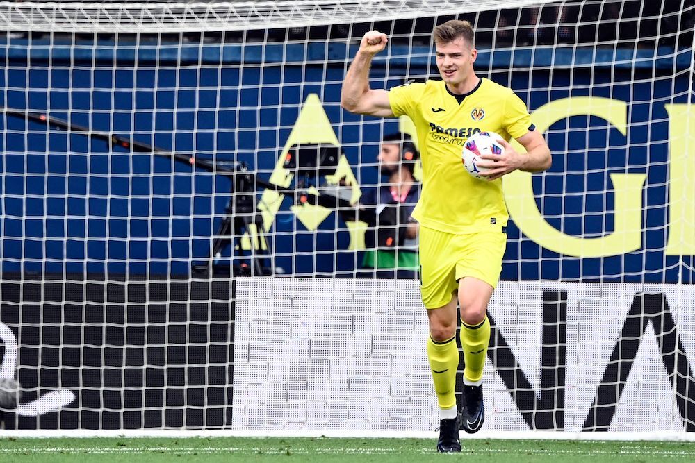 Sorloth hizo cuatro goles ante el Madrid y lidera la clasificaci&oacute;n de goleadores. (Jos&eacute; JORDAN / AFP)