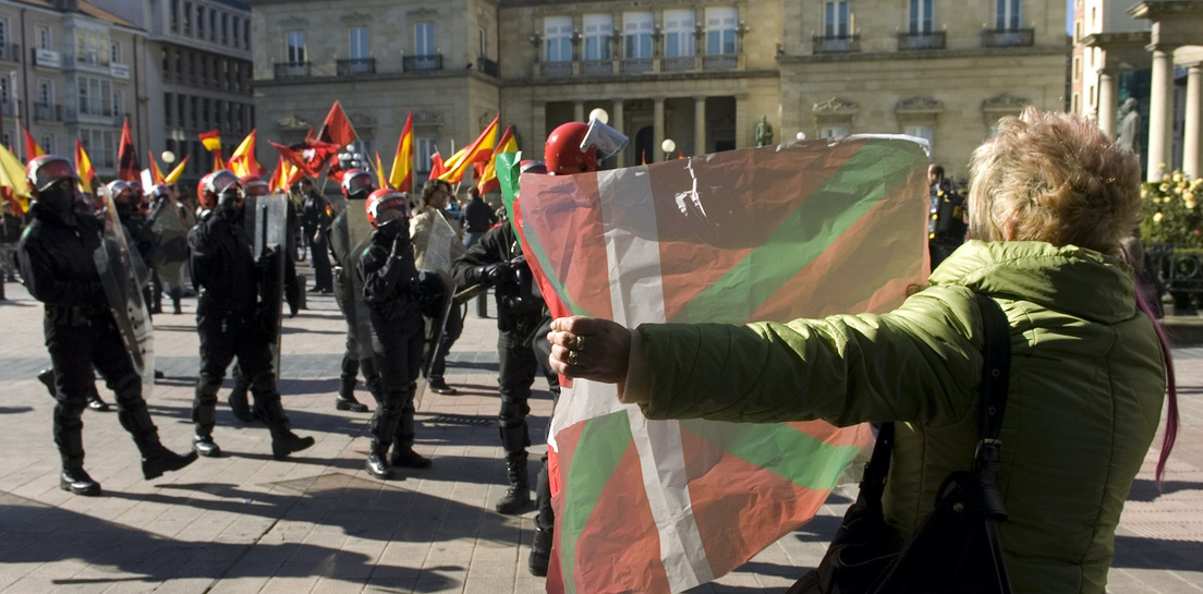 Ciudadanos vascos protestan en Gasteiz ante una concentración de ultraderechistas llegados de fuera y protegidos por la Ertzaintza el 25 de octubre, día propuesto por el lehendakari Ibarretxe para la consulta finalmente prohibida.