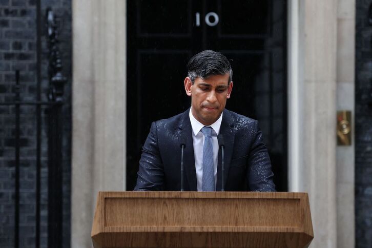 Bajo la lluvia y en la puerta del número 10 de Downing Street, Sunak ha anunciado el adelanto de las elecciones.
