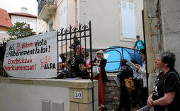 Acción llevada a cabo, en 2021 en Biarritz, por militantes del colectivo Alda para denunciar las prácticas de la plataforma Airbnb.
