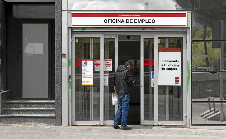 Un hombre se dirige a una oficina de empleo.