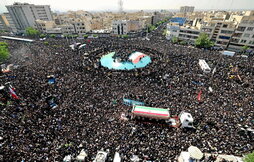 Una enorme multitud llenó las calles de Teherán para asistir al cortejo fúnebre del presidente Ebrahim Raisi y su séquito.